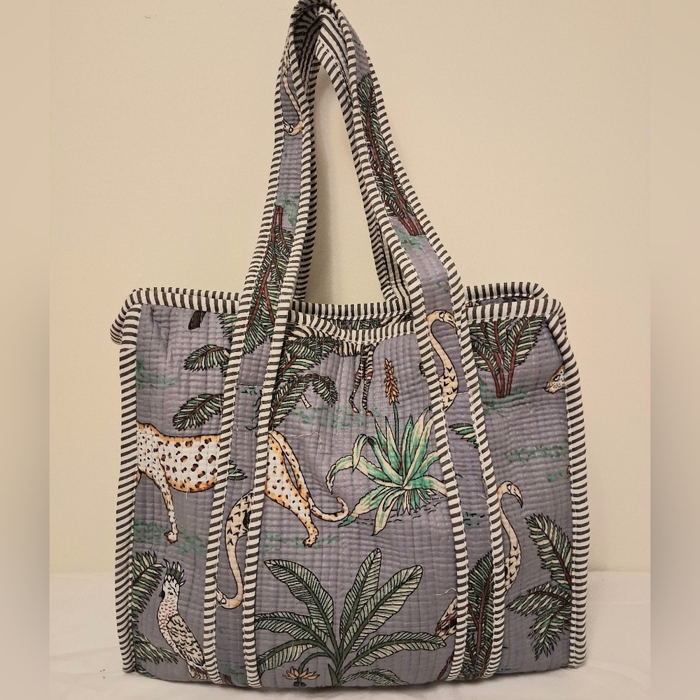 GRAY QUILTED TOTE BAG WITH ANIMAL PRINT